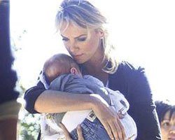 Charlize Theron... SEKSİ YILDIZ EVLAT EDiNDi!