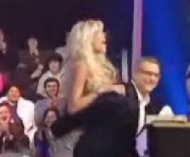 Mehmet Ali Erbil Victoria Silvstedt'i kucaklamak isteyince... AZ DAHA RTÜK'LÜK OLUYORDU!..