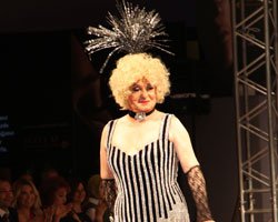 Seyfi Dursunoğlu... "HUYSUZ"; "ÖRCE KADIN" OLDU,  PODYUMDA SALINDI!