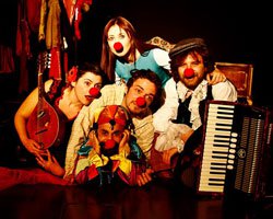 Yepyeni bir tiyatro topluluğu "HUYSUZ SAHNE"