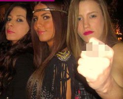 Serenay Sarıkaya... UYGUNSUZ EL HAREKETİ FACEBOOK'TA!