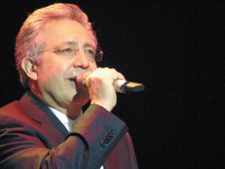 Zülfü Livaneli... KONSER ATEŞİ HASTALIK ATEŞİNİ YENDİ!