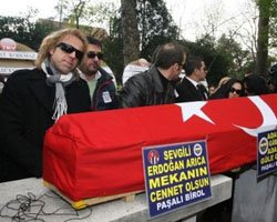 Erdoğan Arıca... SEVENLERİ UĞURLADI!