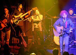 Yeni Türkü... GENÇLERE DESTEK!