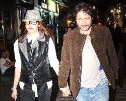 Hakan Meriçliler-Senem Kuyucuoğlu... BEYOĞLU'NDA ELELE!