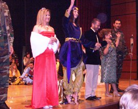 Erez Eğilmez ve Selin Boronkay'dan yılın defilesi !.. KADINLAR GÜNÜ'NDE ŞEHİT ANALARINA ÖZEL DEFİLE !..