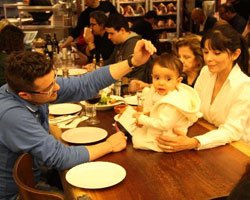 Burak Kut...  KIZINA GAZETECİLERİ GÖRÜNCE NE YAPMASI GEREKTİĞİNİ ÖĞRETTİ!