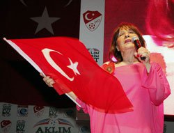 Ayten Alpman öldü. .. "MEMLEKETİM" ÖKSÜZ KALDI