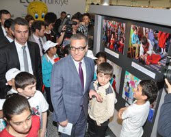 Mehmet Ali Erbil... "ORADA BİR KÖY VAR" SERGİSİ'Nİ AÇTI...