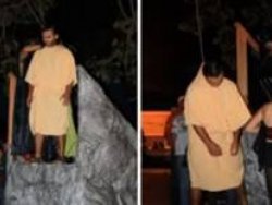 SANHEDE ROL GEREĞİ KENDİNİ ASTI, ÖLDÜ!