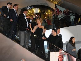 Gülben Ergen? YÜRÜYEN MERDİVENLERDE ŞARKI SÖYLEDİ!..