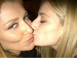 Didem Soydan-Selda Car... İKİ MODEL DUDAK DUDAĞA!..