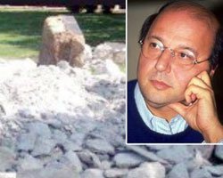 Onno Tunç... MEZARI TAHRİB EDİLDİ!