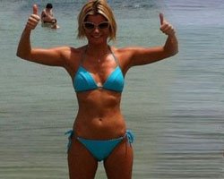 Ece Vahapoğlu... HEM GÖBEKLİ, HEM BİKİNİLİ!