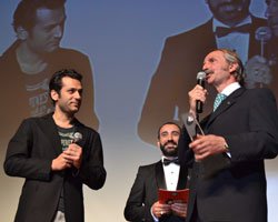 "Suskunlar"...  2 AYDIR YAYINLANAN DİZİYE, YILIN DİZİSİ ÖDÜLÜ VERİLDİ!