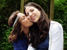 Hülya Avşar... KENDİ KENDİNE 50 BİN DOLARLIK ANNELER GÜNÜ HEDİYESİ...