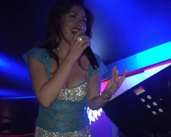 Aylin Coşkun... SAHNE KOSTÜMÜNÜ ENGELLİLER İÇİN  10.000 TL'YE SATTI!