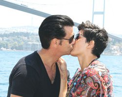 Lorenzo Lamas... BOĞAZ TURUNDA ATEŞLİ ÖPÜCÜK!