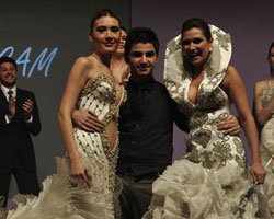 BEYAZ CADDE'DE GELİNLİKLER GÖZ KAMAŞTIRDI