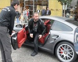 Cem Yılmaz... OĞLU VE EŞİNİN DE ARABADA OLMASINA ALDIRMADAN TERS YOLA GİRDİ!