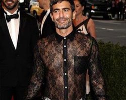 SIRA DIŞI MODACI GALAYA DONLA KATILDI!