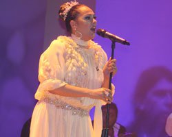 Jale Parıltı... 3500 ANNE İLE ÇOŞKULU KUTLAMA!