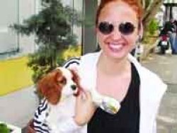 Ayşe Özyılmazel... TEK DERDİ, KÖPEĞİNİN TUVALET PROBLEMİYMİŞ!