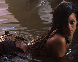 Rihanna... SOYUNDU, TİMSAH OLDU!