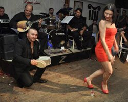 Göknur... İSTANBUL GECELERİNDE FIRTINALAR ESTİRİYOR!