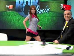 Hilal Cebeci... KENDİ POPOSUNU VE BASENİNİ GÖSTERİP, BAY TAHMİN'İN POPOSUNU ELLEDİ!..