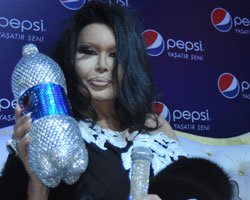 Bülent Ersoy... YER ALDIĞI REKLAM KAMPANYASINDA RAMAZAN MOLASI VERİYOR!