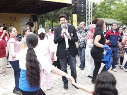 Ekin... HASTALARA MORAL OLDU!