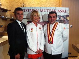 Gizem Özdilli? KİTABINI TANITIMINDA FAHRİ AŞÇILIK NİŞANI VERİLDİ..