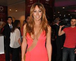 Asena... CESUR DEKOLTESİ GÜZELLERİ KISKANDIRDI!