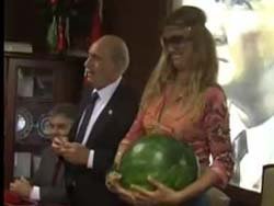 Tuğba Özay... KARPUZ KUCAĞINA SIĞMADI!