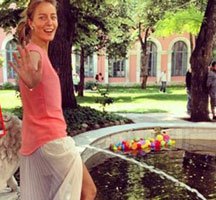 Bade İşcil... BU FOTOĞRAFTA NE YAPIYOR?