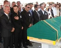 Serdar Ortaç... BABASINI SON YOLCULUĞUNA UĞURLADI!