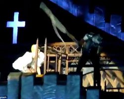 Lady Gaga... SAHNEDE GÖRÜNMEZ KAZA!