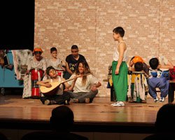 ÜNLÜLER, GÖRME ENGELLİ ÇOCUKLARLA SAHNEYE ÇIKTI!