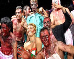 Tuğba Özay.... SAHNESİNİ ZOMBİLER BASTI!