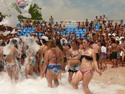 SICAKLARDAN BUNALANLAR HAVUZLARA KOŞTU