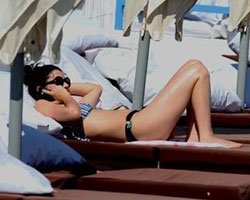 Beren Saat... PLAJI KAPATTIRDI, AMA YİNE DE BİKİNİLİ GÖRÜNTÜLENDİ!