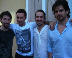 DÖRT YAKIŞIKLI BULUŞTU!