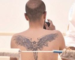 Sarp Akkaya... SOYUNDU, KANATLARI ORTAYA ÇIKTI!