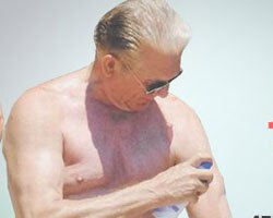 Uğur Dündar... 45 YILDIR DENİZE GİRİYOR VE 1000 KULAÇ ATMADAN ÇIKMIYOR!