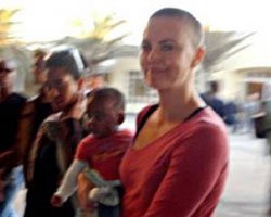 Charlize Theron... SAÇLARINI KAZITTI!
