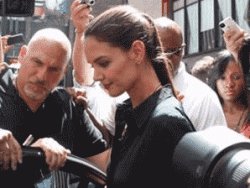 Katie Holmes... AYRILIK ACISINI UNUTUYOR!