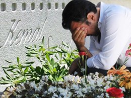 Kemal Sunal... HERKES SOSYAL MEDYADA ATTI TUTTU AMA MEZARI BOŞ KALDI!..