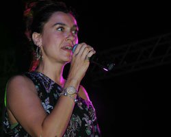 Şevval Sam... TÜRBANLA İLGİLİ SÖZLERİNE İNGİLİZLER ALDIRMADI, LONDRA'DA KONSER VERECEK!