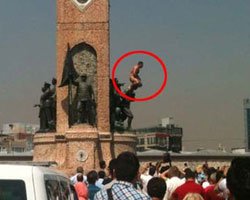 TAKSİM MEYDANI'NDA ATATÜRK HEYKELİ'NİN ÜZERİNDE ÇIRILÇIPLAK!